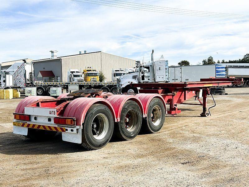 2002 KRUEGER RETRACTABLE TRIAXLE SKEL LEAD TRAILER for sale