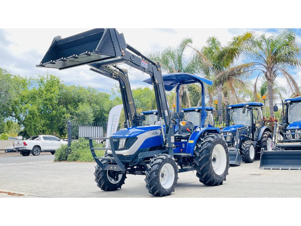 LOVOL 40HP 4WD HEAVY-DUTY TRACTOR WITH 4IN1 BUCKET (550KG FRONT LOADER ...