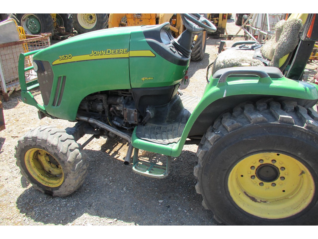 JOHN DEERE 3250 TRACTOR for sale (refcode TA1200157)