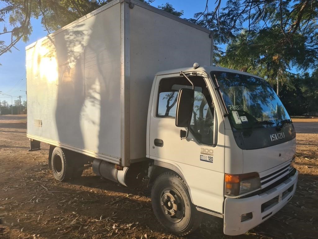 2002 ISUZU NPR300 Wrecking dismantling