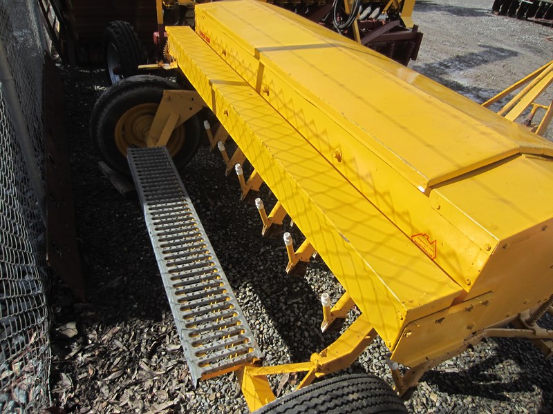 connor shea 14 row tyne seeder with baker boots & small seeds box 890290 004
