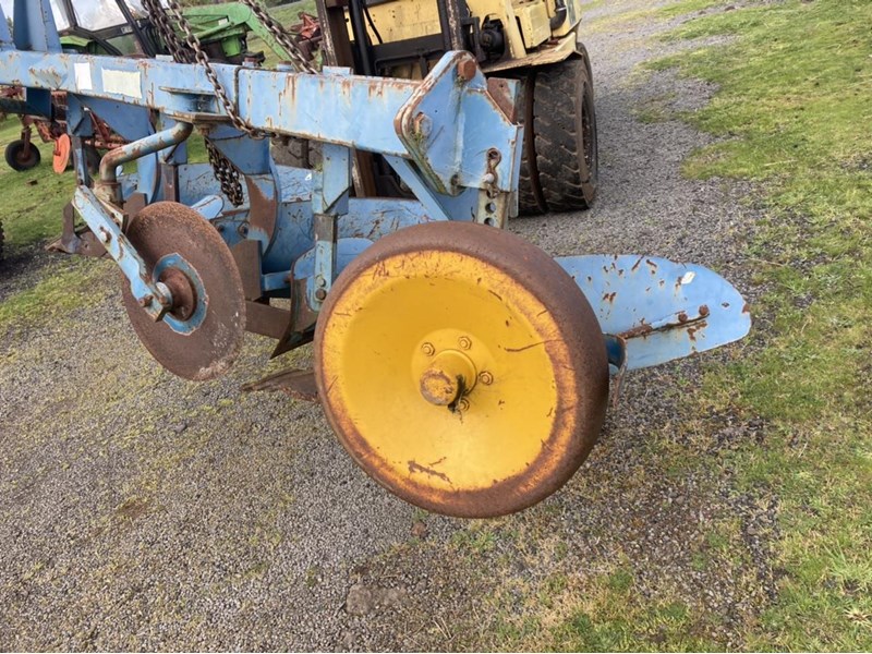 OVERUM 3 FURROW MOULDBOARD PLOUGH for sale