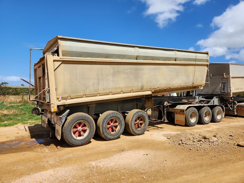 1993 HOWARD PORTER TRI AXLE END TIPPERS for sale