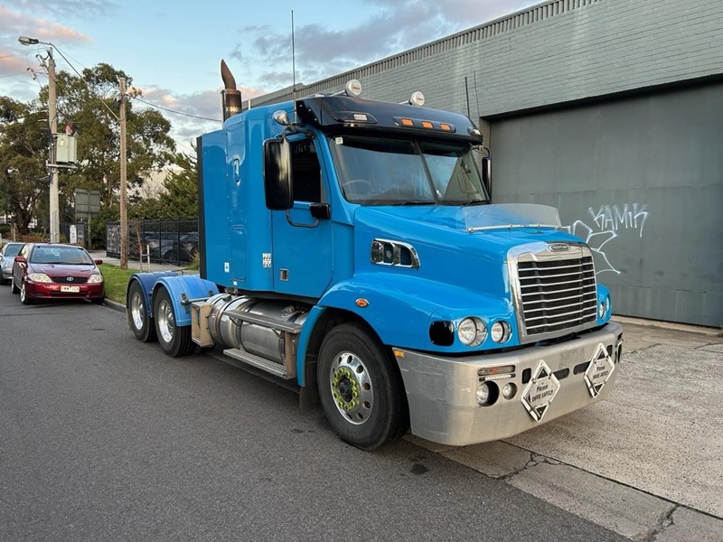 freightliner columbia cl112 946438 009