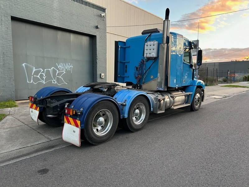 freightliner columbia cl112 946438 004