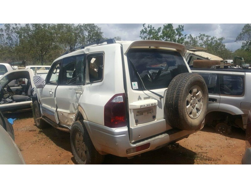 mitsubishi pajero 989786 001