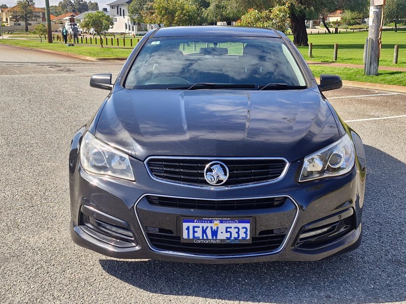 holden commodore 990581 003