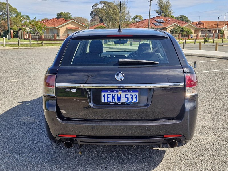 holden commodore 990581 004