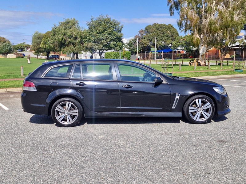 holden commodore 990581 008