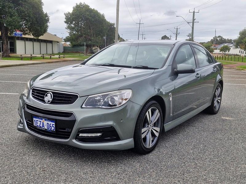 holden commodore 991276 002