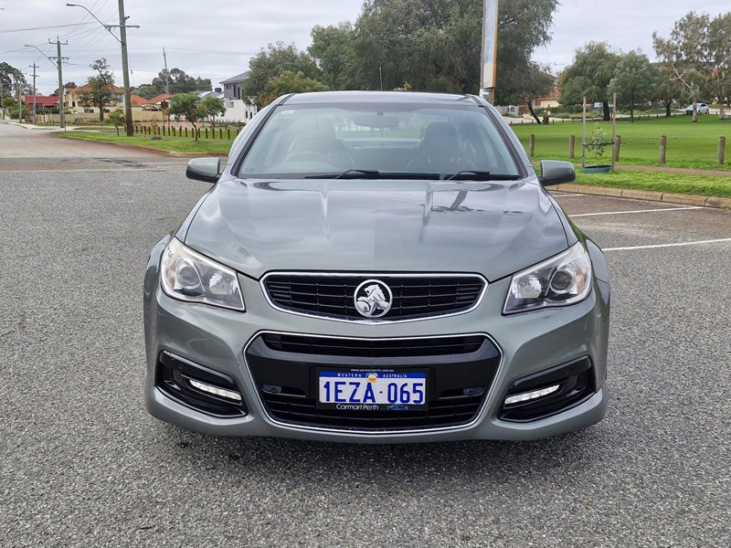 holden commodore 991276 003