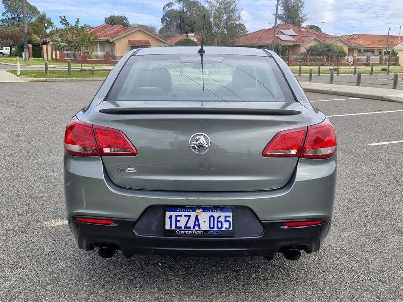 holden commodore 991276 004