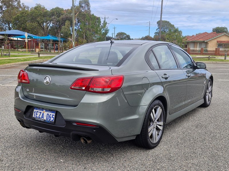 holden commodore 991276 005