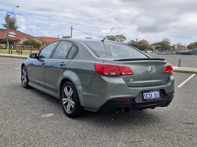 holden commodore 991276 006