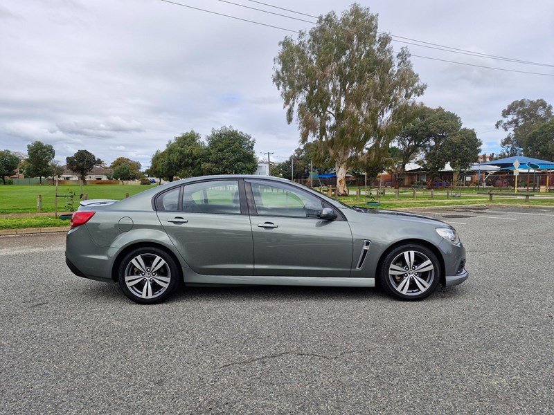 holden commodore 991276 009