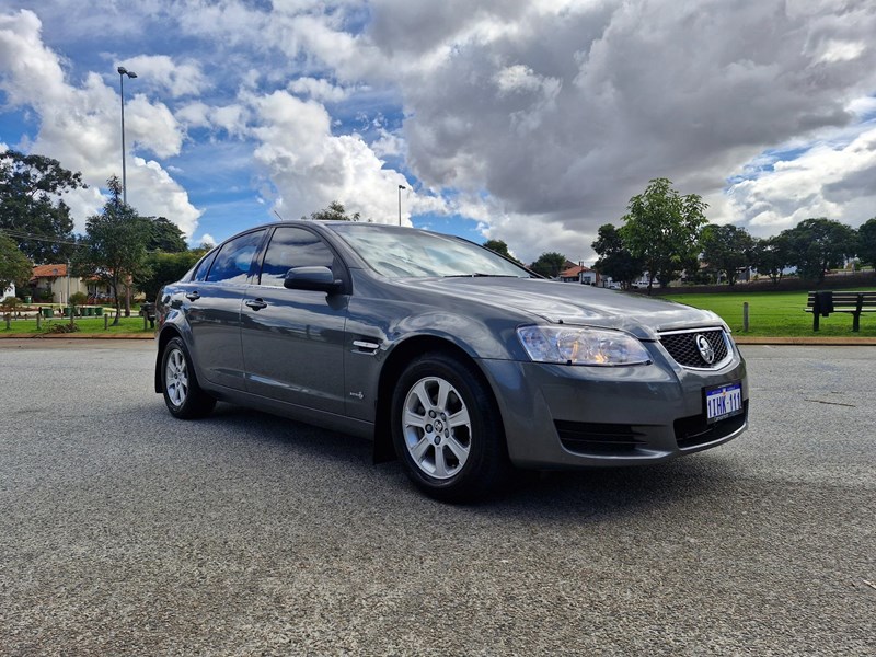 holden commodore 990056 001