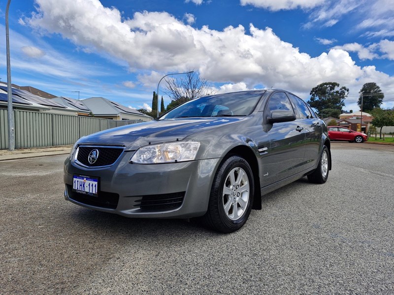 holden commodore 990056 002