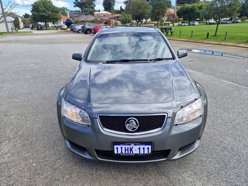 holden commodore 990056 003