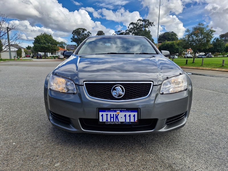 holden commodore 990056 004