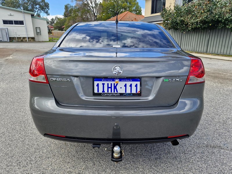 holden commodore 990056 005