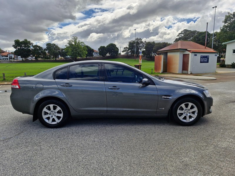 holden commodore 990056 010