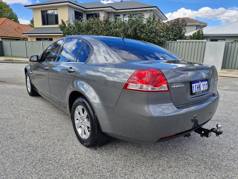 holden commodore 990056 006