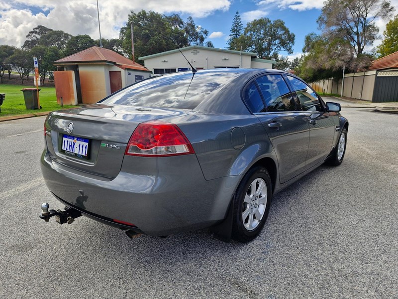 holden commodore 990056 007