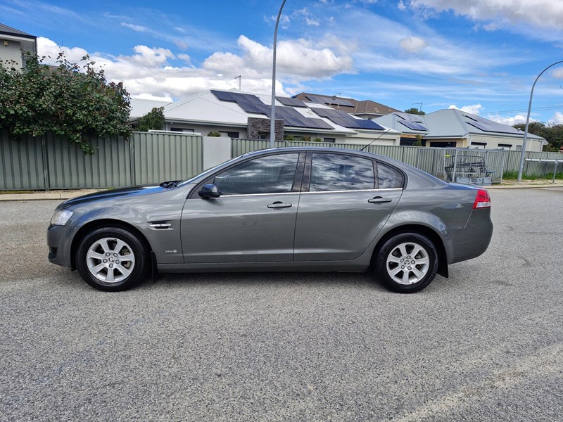 holden commodore 990056 008