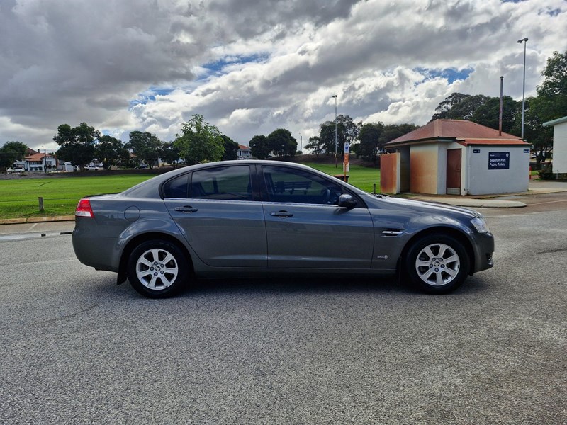 holden commodore 990056 009