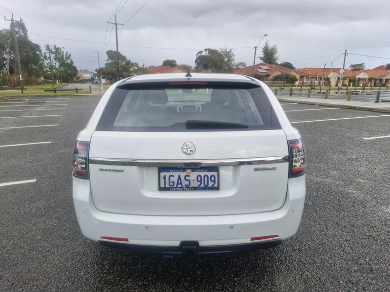 holden commodore 993338 003