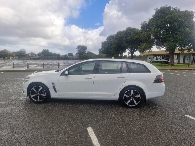 holden commodore 993338 004