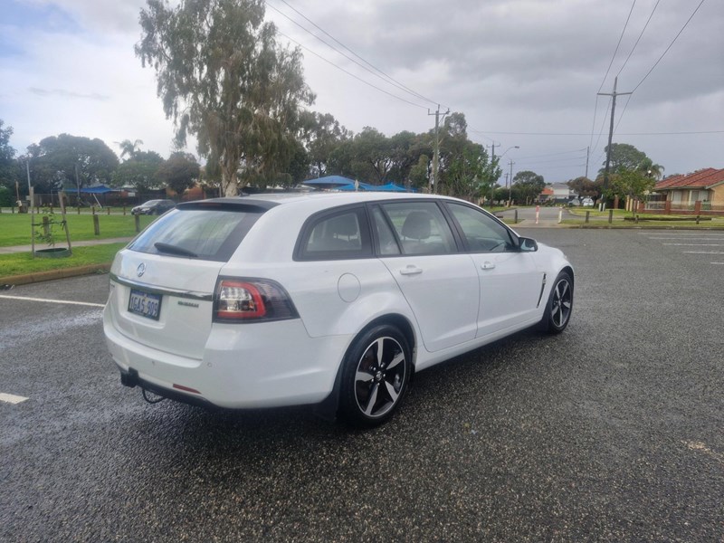 holden commodore 993338 006