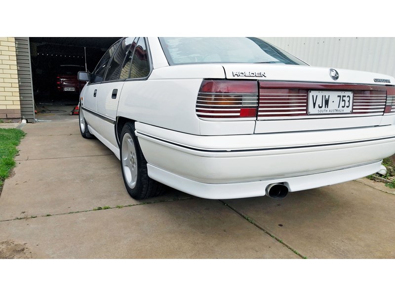 holden commodore 993459 002