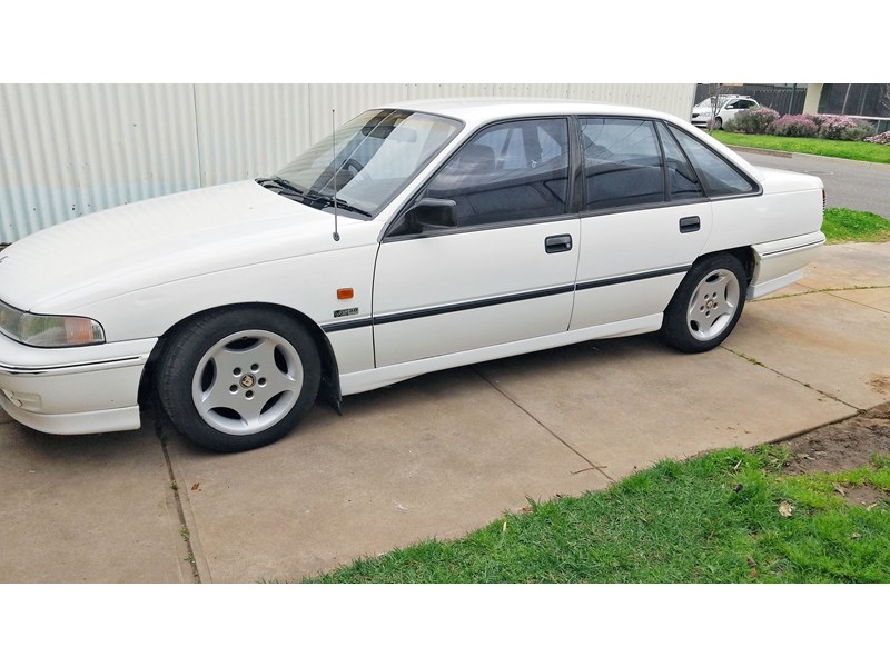 holden commodore 993459 004