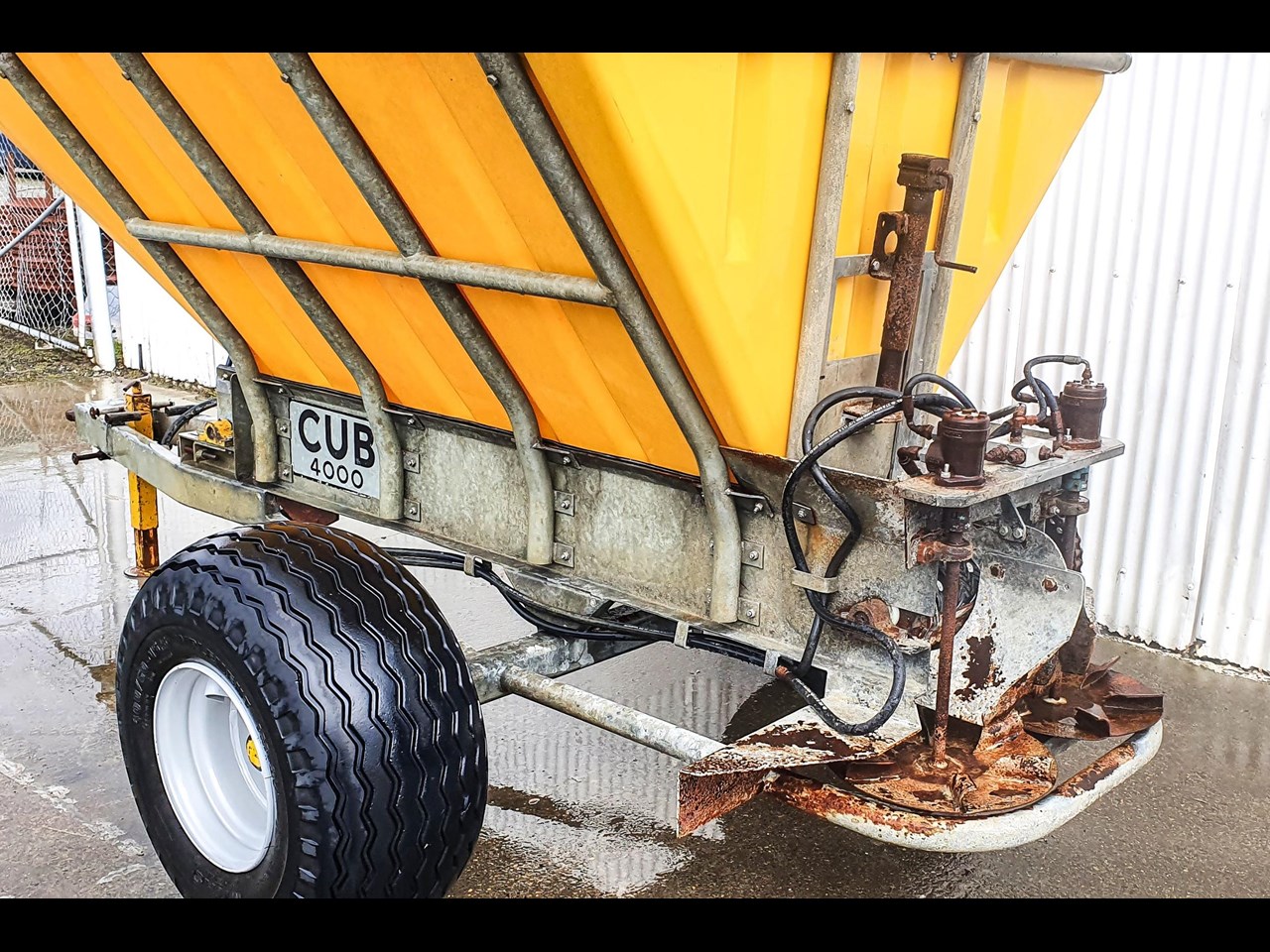 CUB 4000 SINGLE AXLE BULK FERT SPREADER for sale