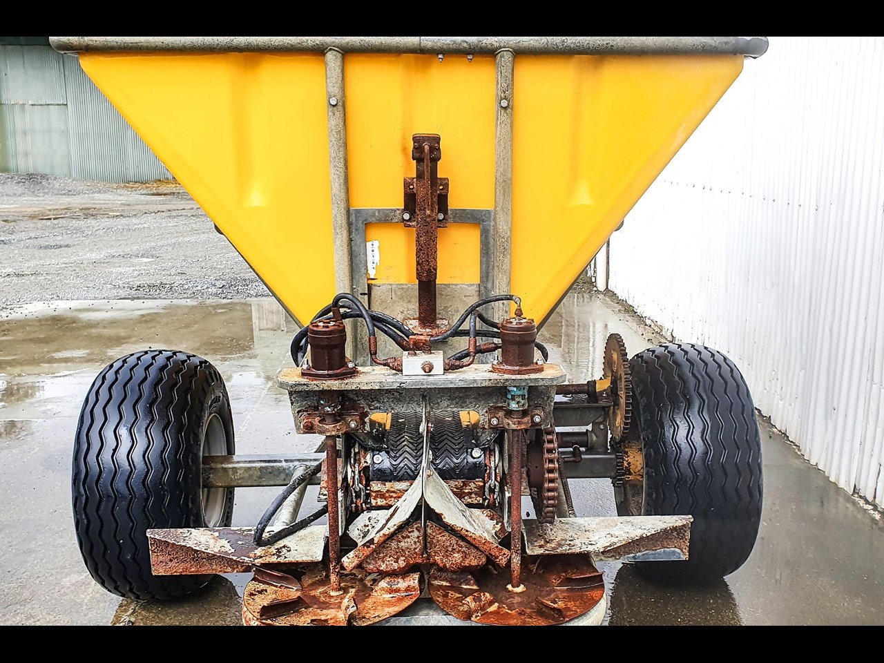 CUB 4000 SINGLE AXLE BULK FERT SPREADER for sale