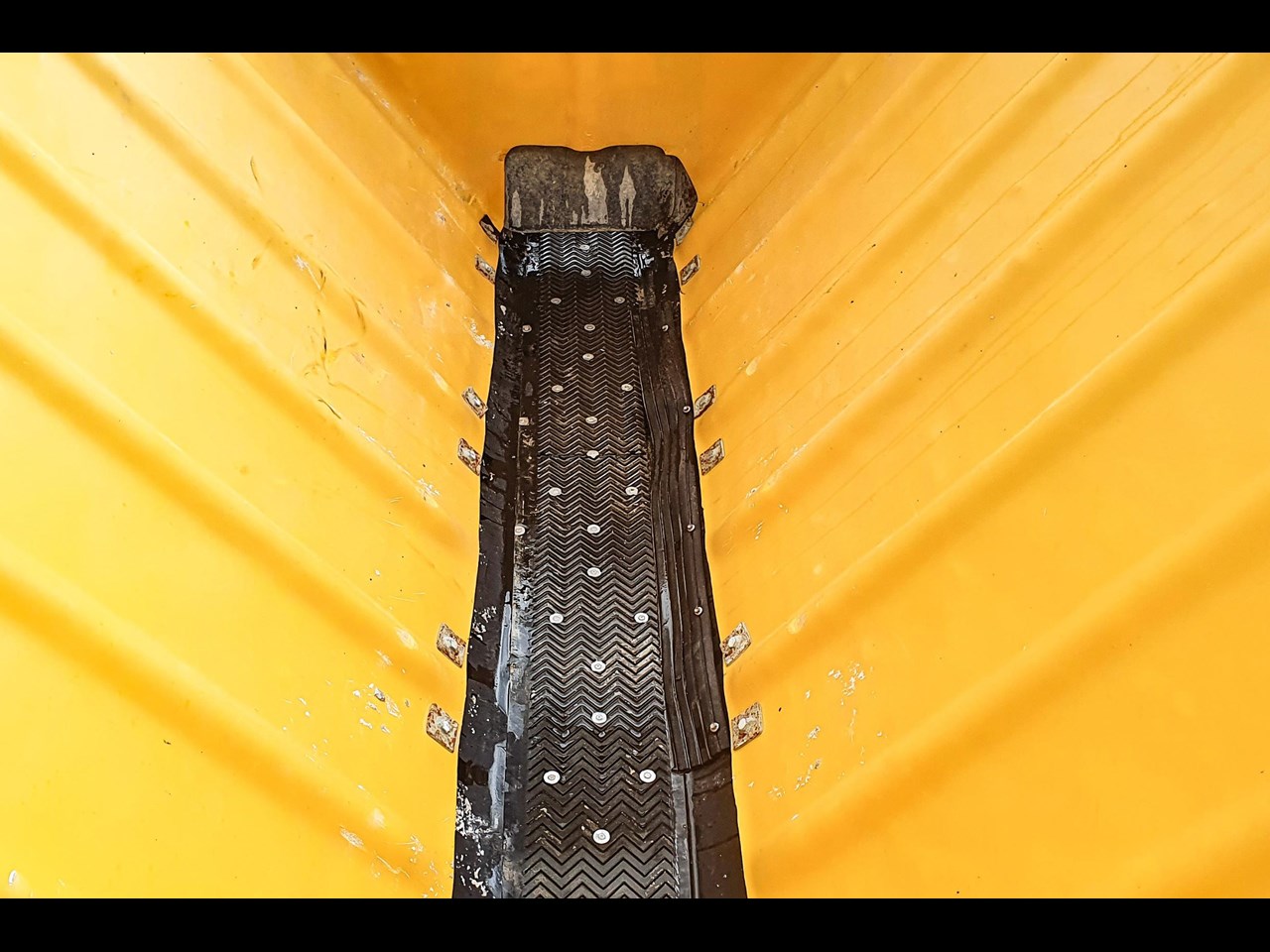 CUB 4000 SINGLE AXLE BULK FERT SPREADER for sale