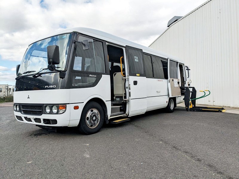 mitsubishi deluxe automatic wheelchair bus 891823 001