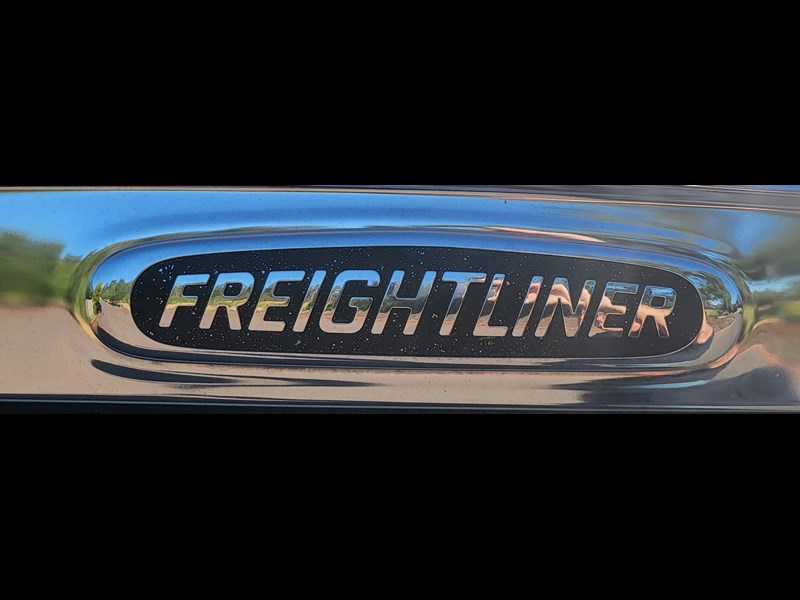 freightliner coronado 889316 027