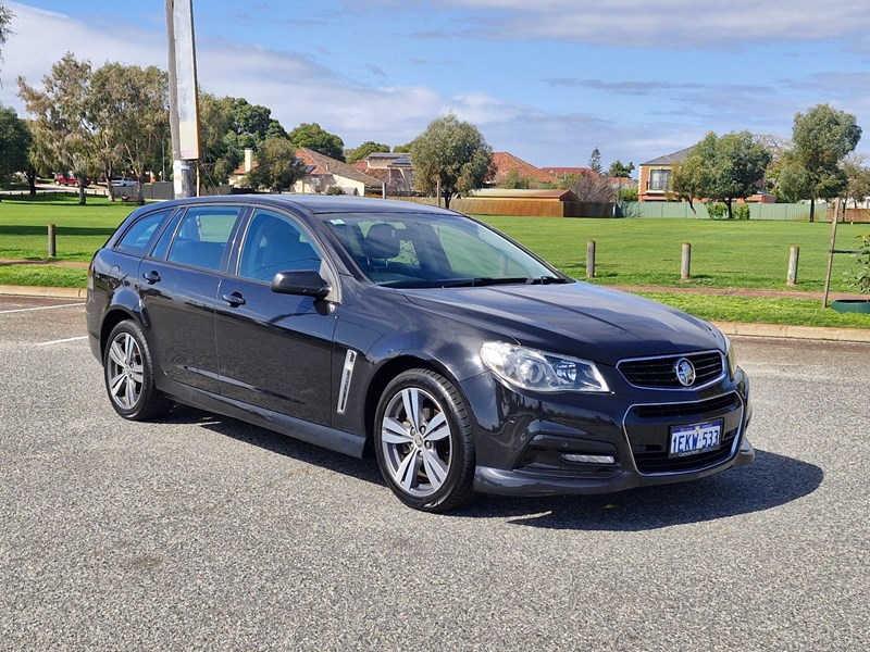 holden commodore 990581 001