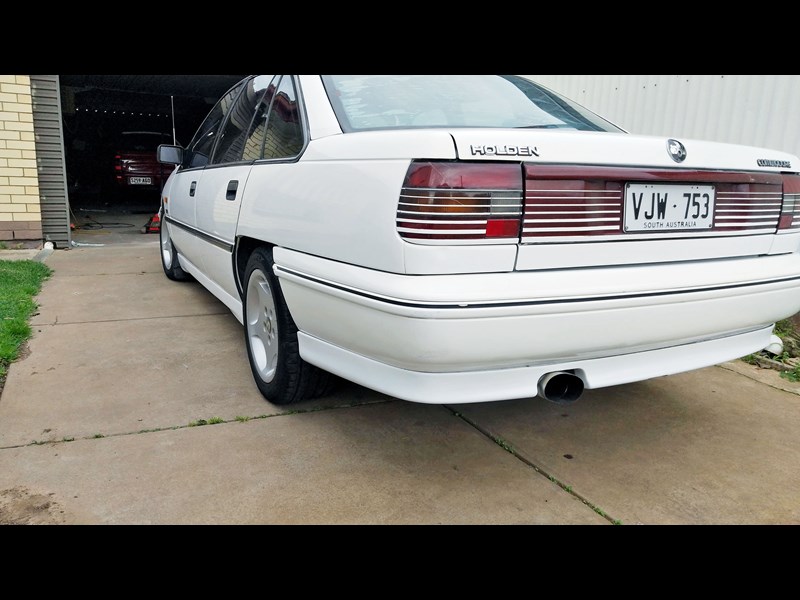 holden commodore 993459 003