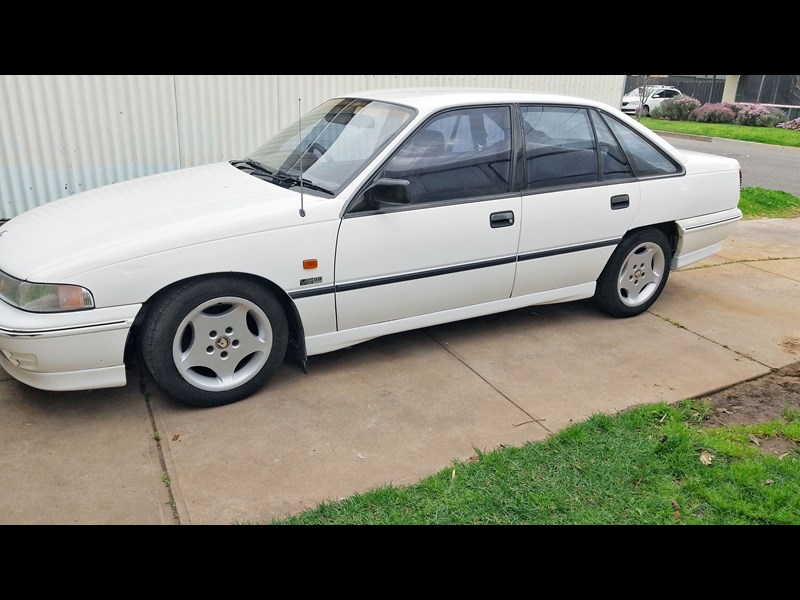 holden commodore 993459 007