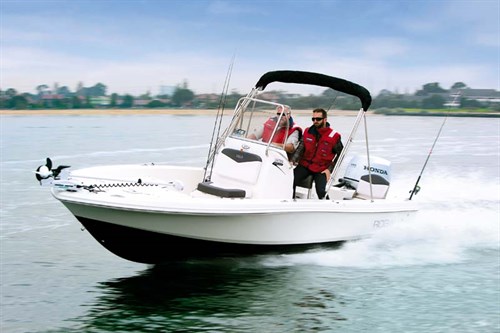 Robalo Cayman 206 on the water