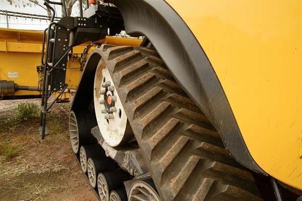 8241New Holland Cr 1090_tracks