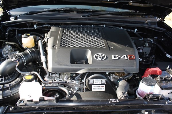 Toyota Hilux _Black Edition 2014_engine