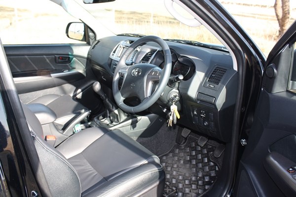 Toyota Hilux _Black Edition 2014_interior