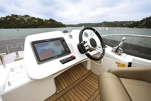 Jeanneau Velasco 43F flybridge helm