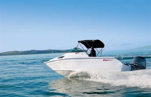 Lazercraft 580 Sport GT on the water