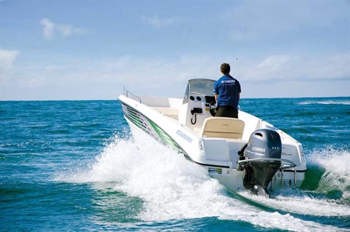 Karnic Smart One  55 CC on the water