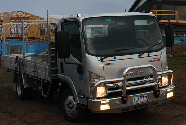 Isuzu -npr 200-tradepack -truck -review -atn4